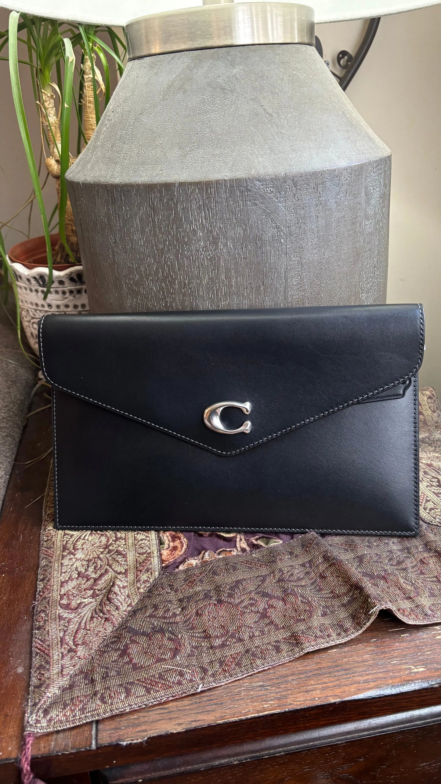 Authentic Coach 1941 black smooth Leather flap magnetic closure Clutch/Crossbody Ruby Luxury