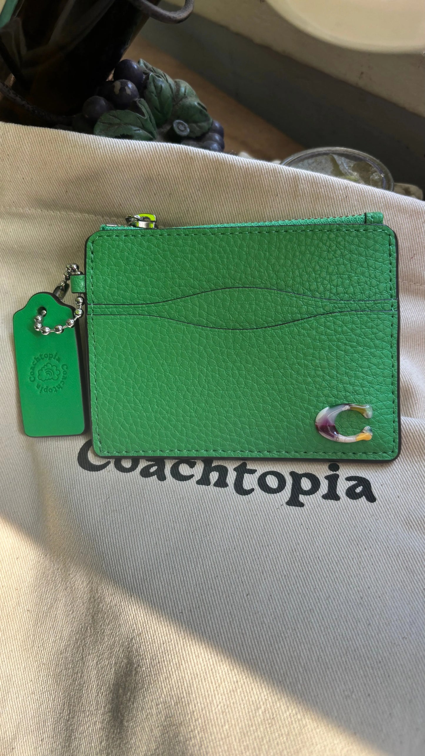 Authentic COACHTOPIA Green Leather zip top Card Holder with keychain Ruby Luxury