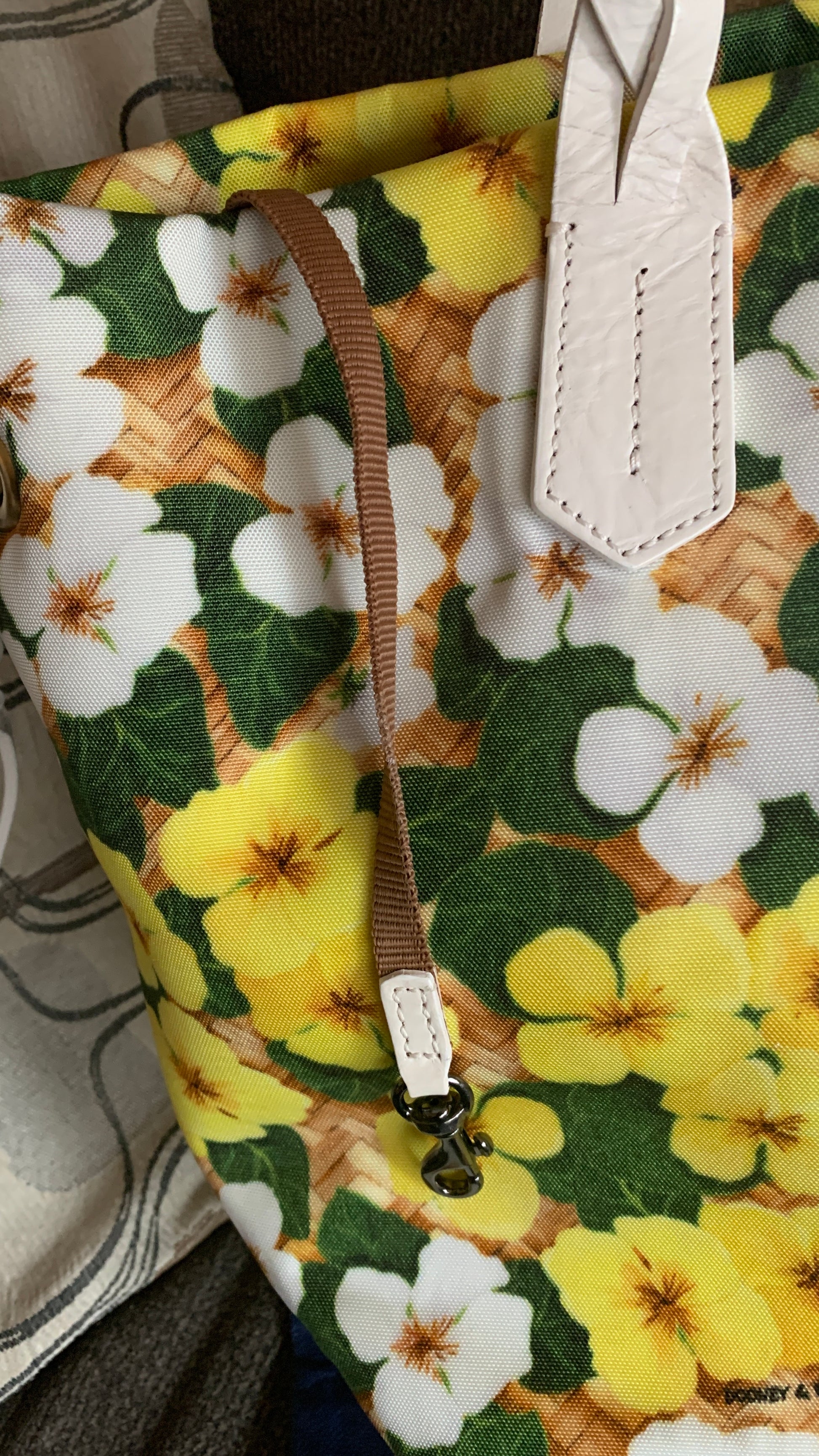 Authentic DOONEY & BOURKE Daisies floral Canvas/leather snap closure tote 
New with tag Ruby Luxury