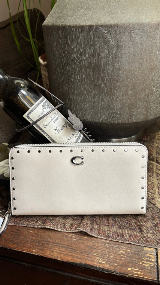 Authentic Coach 1941 White silver Studded glovetanned leather continental Wallet zip around Ruby Luxury