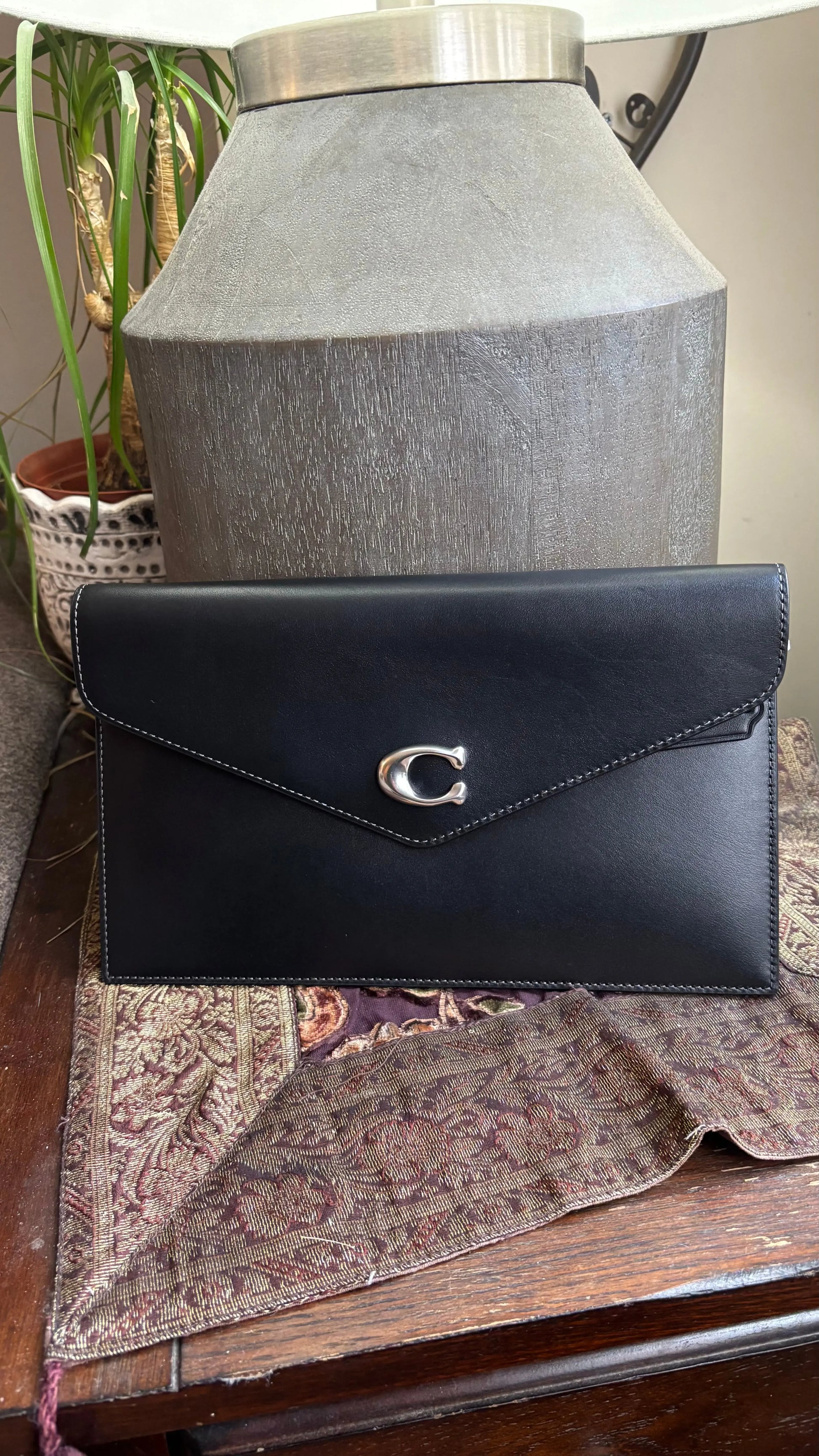 Authentic Coach 1941 black smooth Leather flap magnetic closure Clutch/Crossbody Ruby Luxury