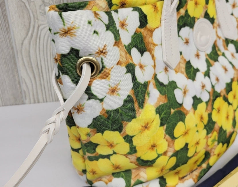 Authentic DOONEY & BOURKE Daisies floral Canvas/leather snap closure tote 
New with tag Ruby Luxury