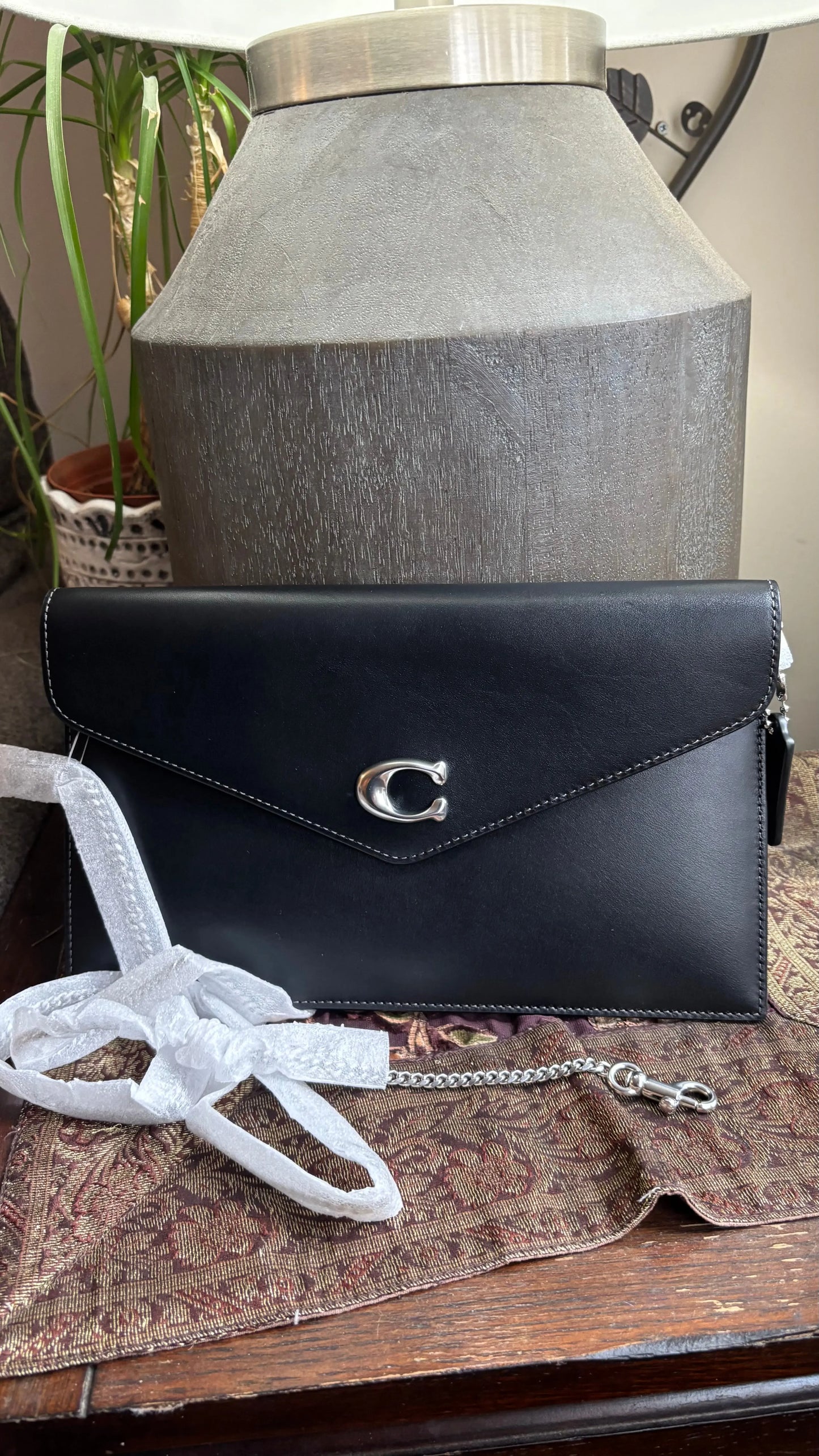 Authentic Coach 1941 black smooth Leather flap magnetic closure Clutch/Crossbody Ruby Luxury