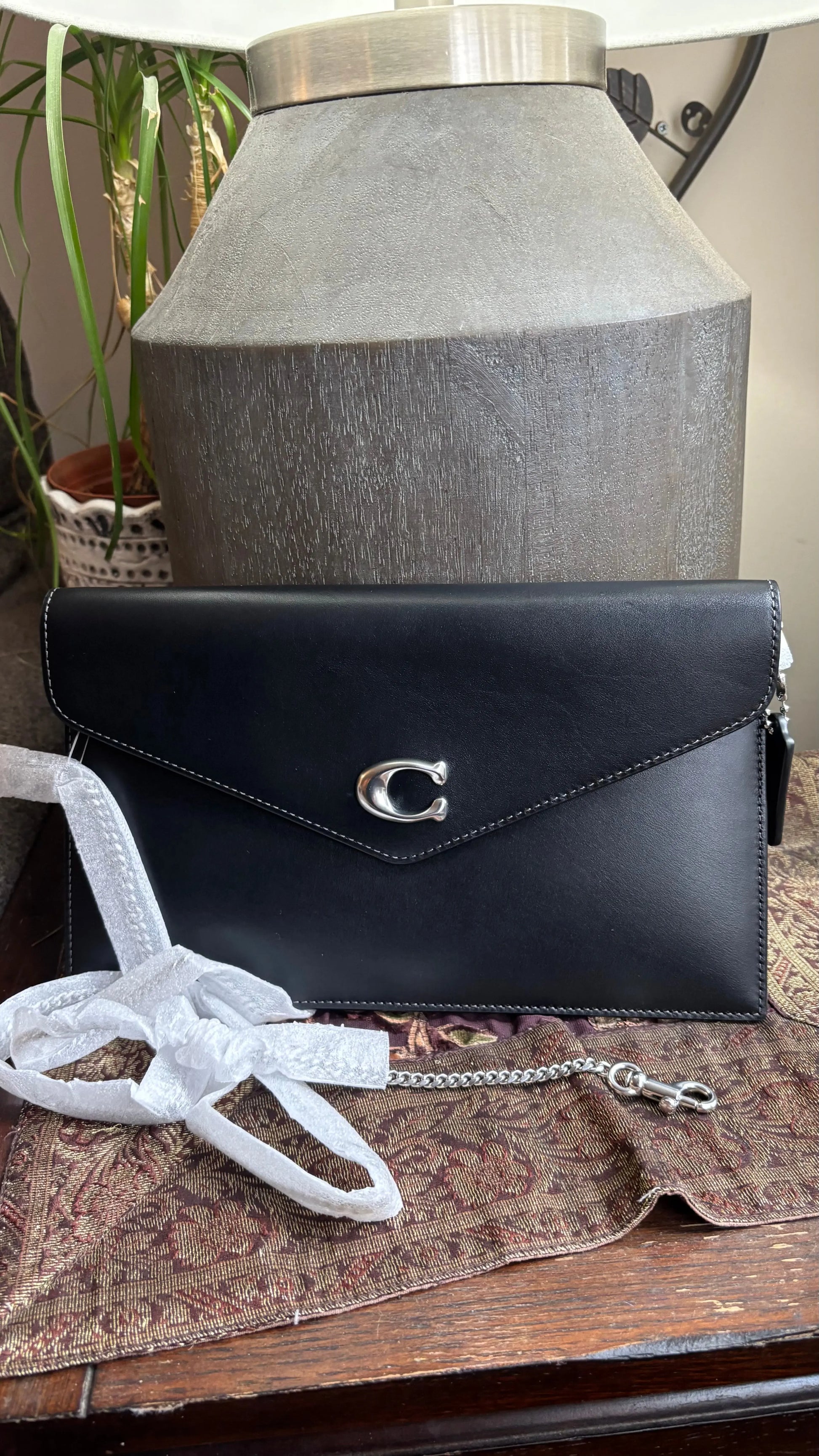 Authentic Coach 1941 black smooth Leather flap magnetic closure Clutch/Crossbody Ruby Luxury