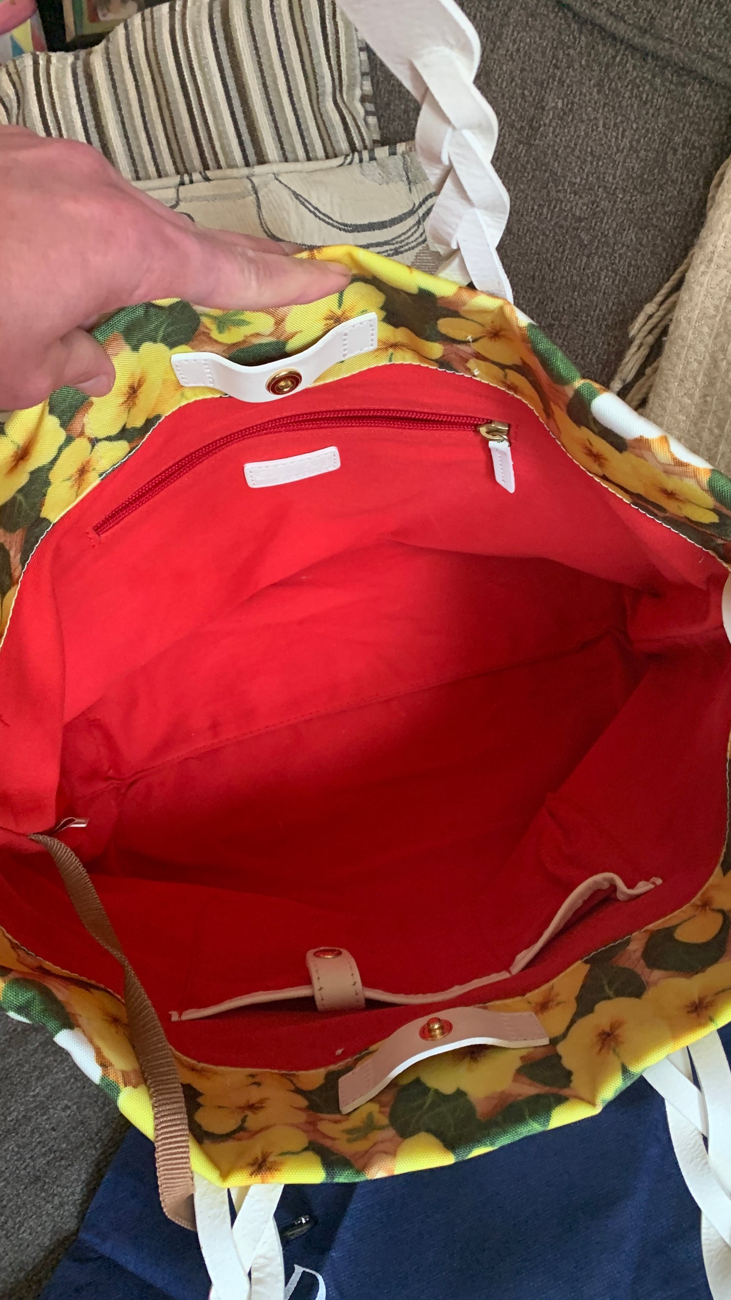 Authentic DOONEY & BOURKE Daisies floral Canvas/leather snap closure tote 
New with tag Ruby Luxury