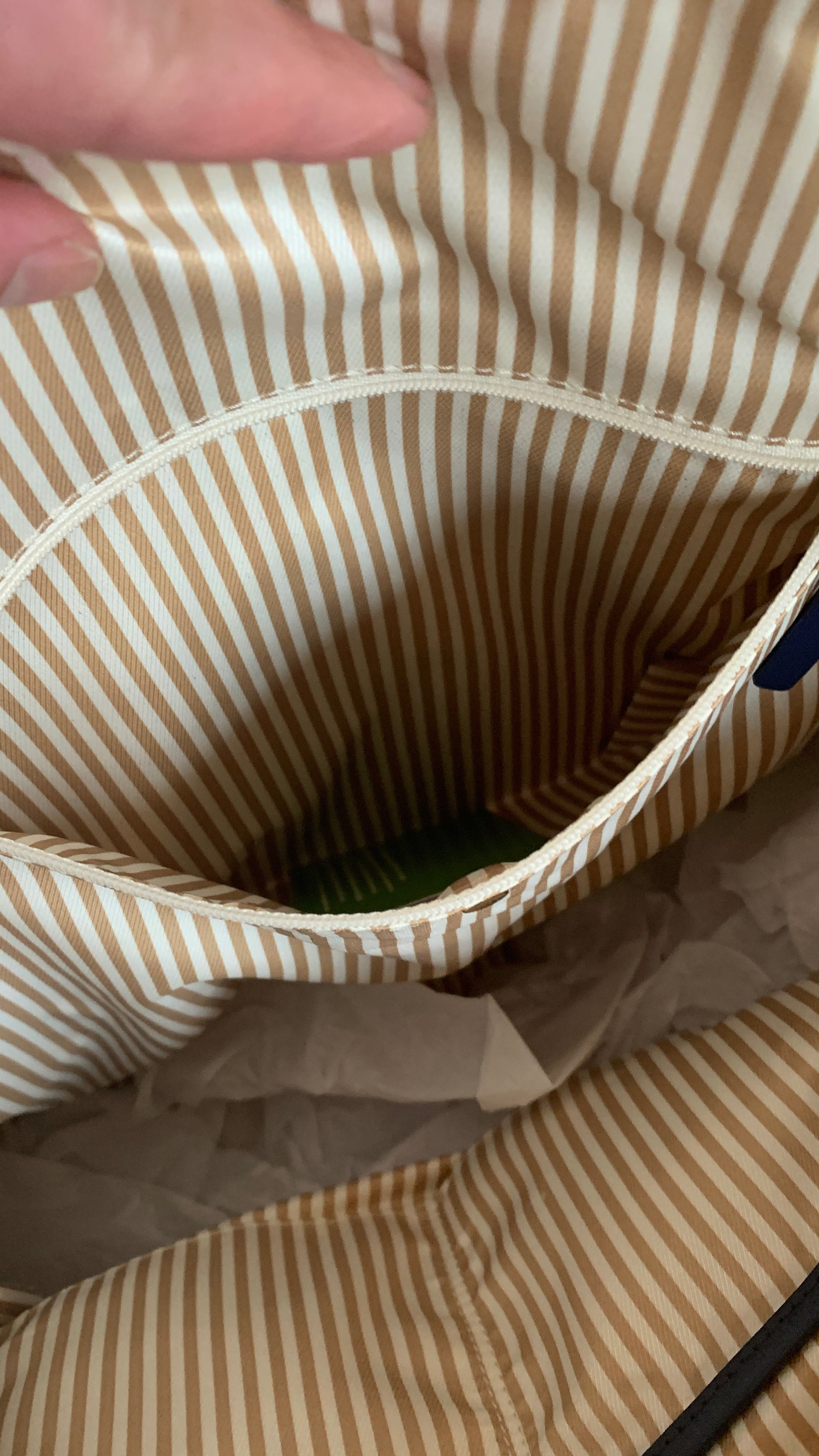 Authentic DOONEY & BOURKE Daisies floral Canvas/leather snap closure tote 
New with tag Ruby Luxury