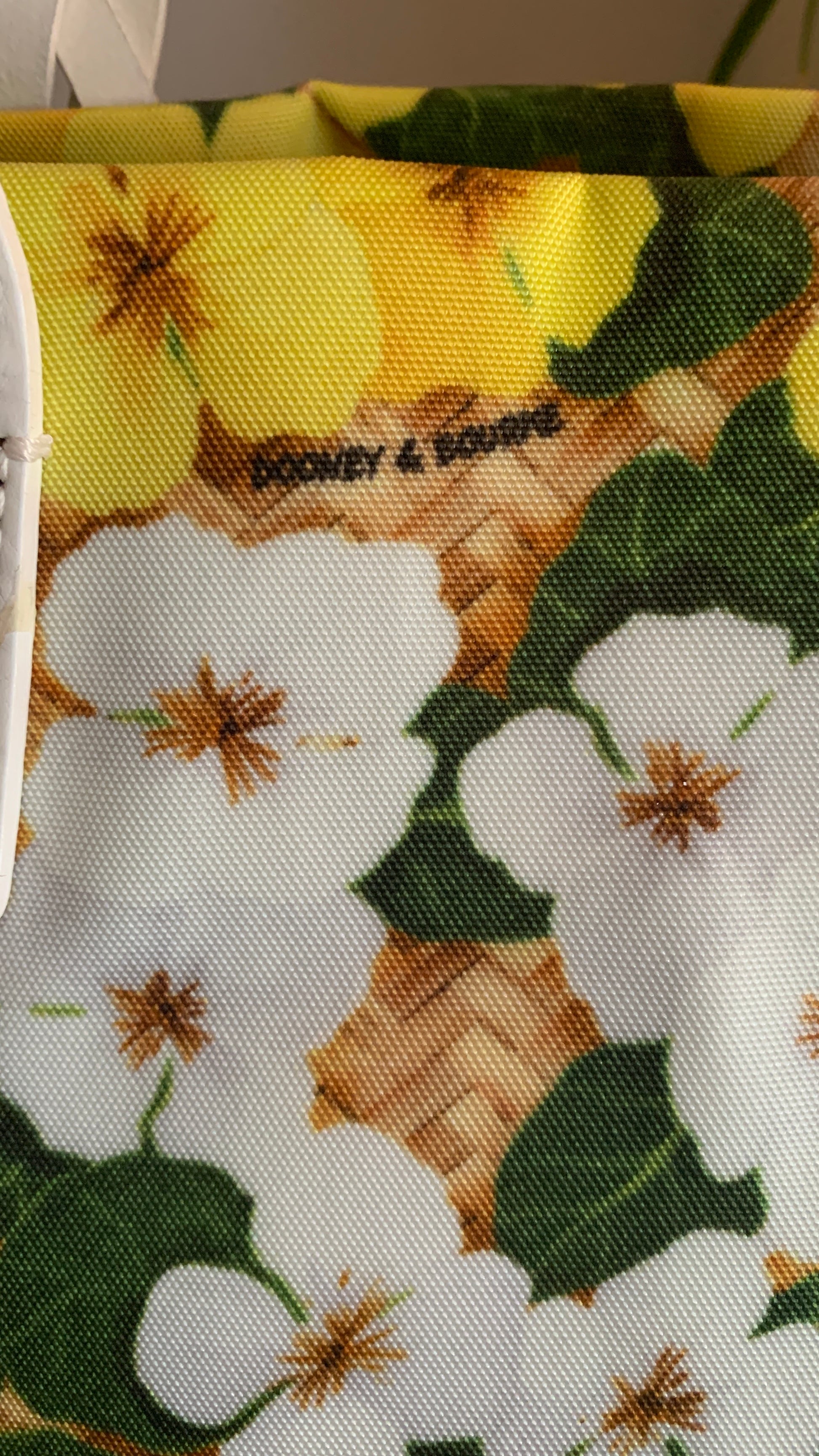 Authentic DOONEY & BOURKE Daisies floral Canvas/leather snap closure tote 
New with tag Ruby Luxury