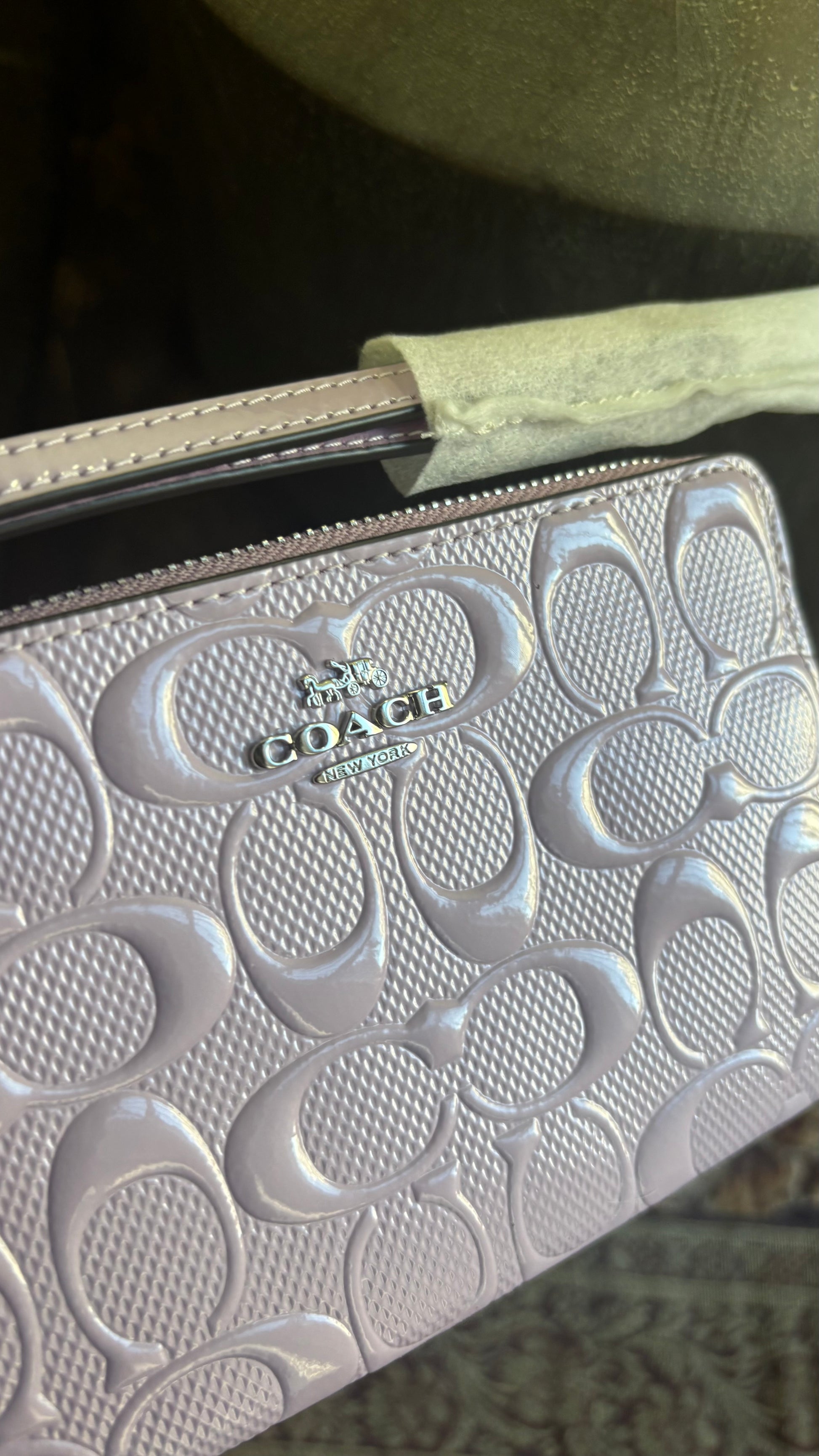 Authentic COACH patent signature leather zip top wristlet with a heart charm  New with tags - Ruby Luxury