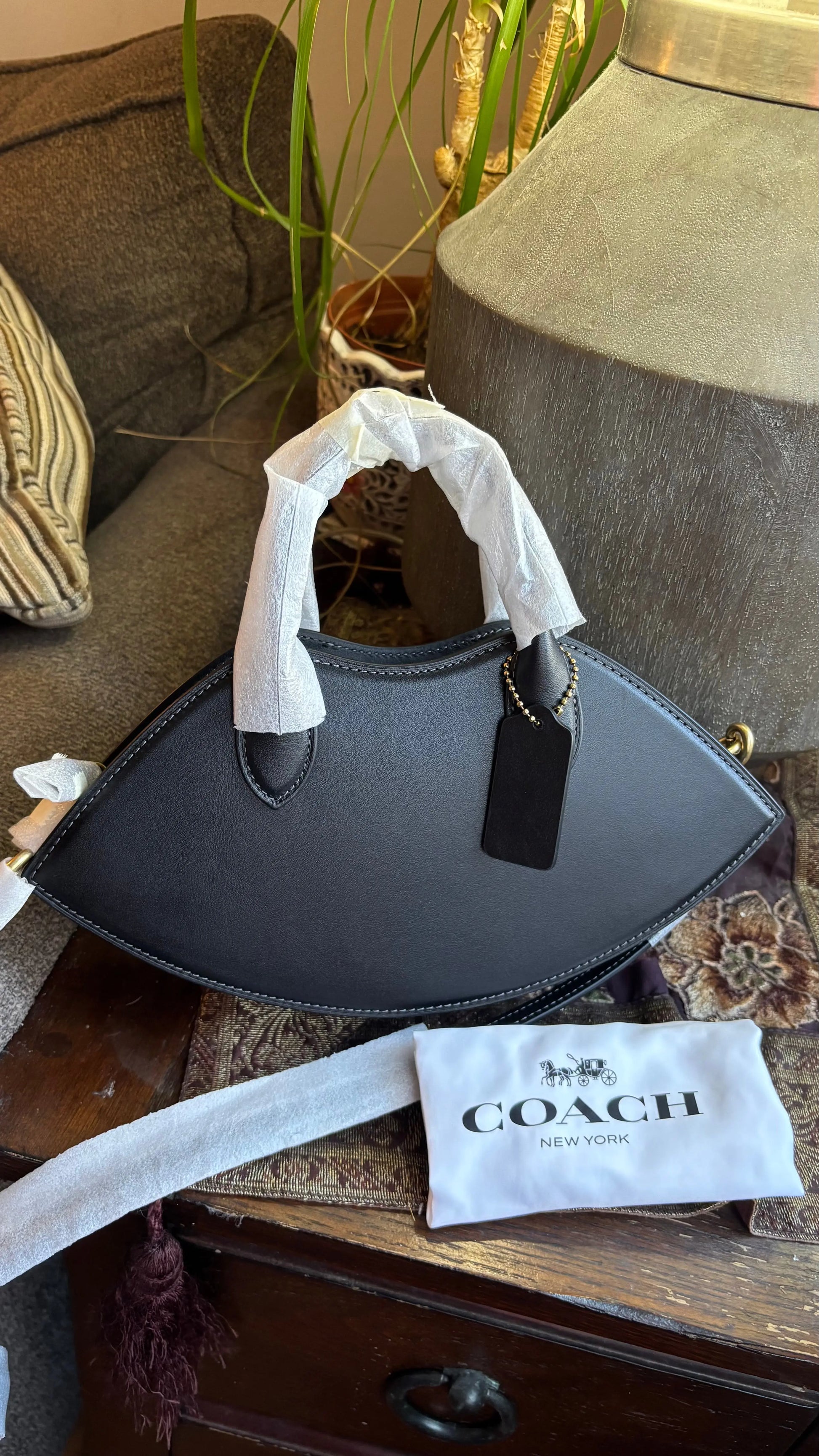 Authentic COACH 1941 Glovetanned leather zip top closure lip shape Ruby Luxury